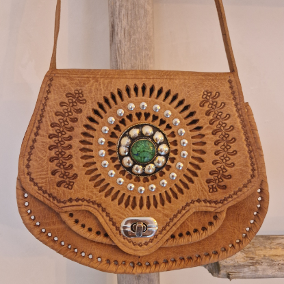 Afbeeldingen van Boho Tas leer Camel met groene steen