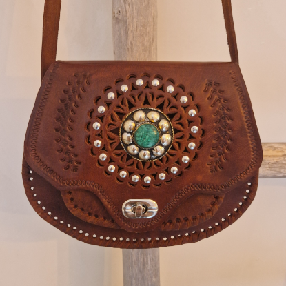 Afbeeldingen van Boho Tas leer cognac met groene steen 