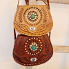 Afbeeldingen van Boho Tas leer cognac met groene steen 