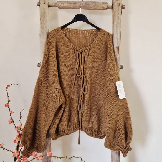 Afbeeldingen van Zacht vest met striksluiting Camel.