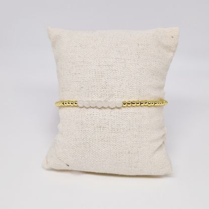 Afbeeldingen van Armband  goud met witte facet natuursteen kralen 