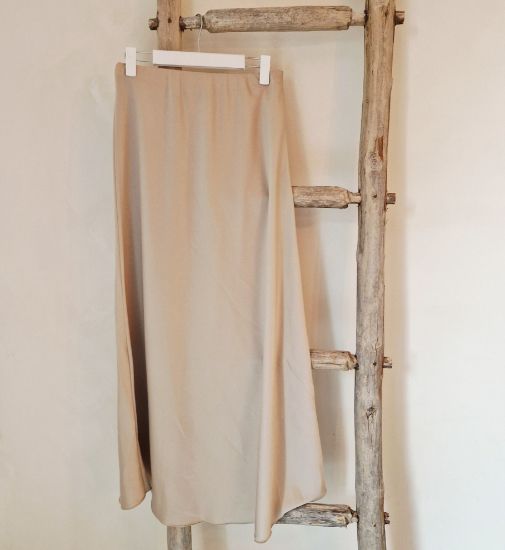 Afbeeldingen van Maxi rok Satijn champagne