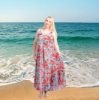 Afbeeldingen van Plus size lange jurk met lichtblauwe achtergrond en rode print