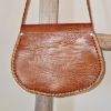 Afbeeldingen van Boho Tas leer cognac met gekleurde steen.
