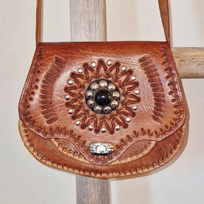 Afbeeldingen van Boho Tas leer cognac met gekleurde steen.